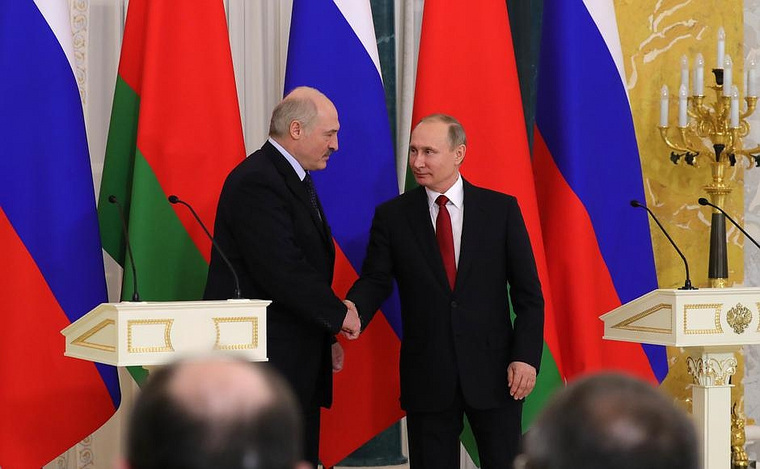 Лукашенко называл Путина "братом"