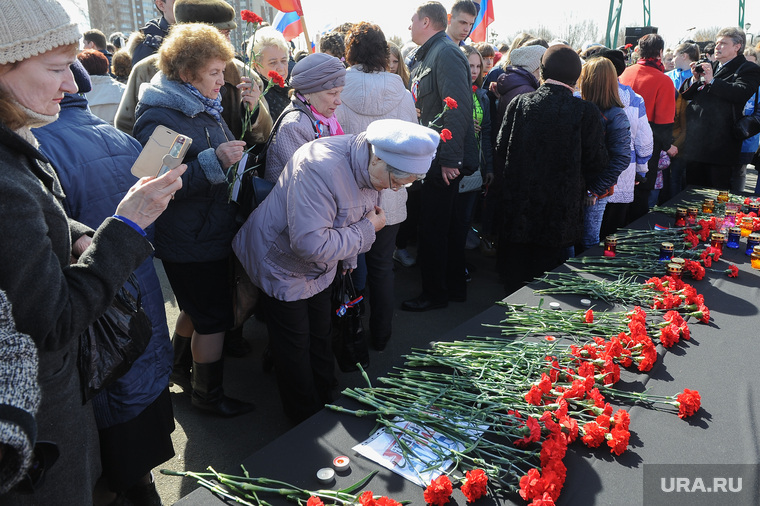 Акция в поддержку пострадавших и памяти погибших во время теракта в Санкт Петербурге.Челябинск, возложение цветов
