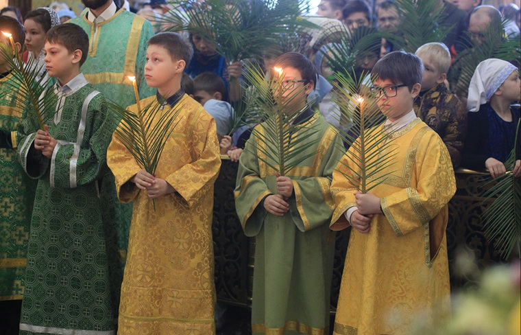 Дети наравне со взрослыми участвовали в литургии