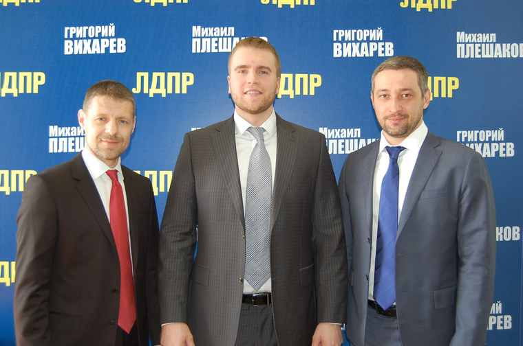 Григорий Вихарев (в центре) с помощниками Дмитрием Николаевым и Михаилом Плешаковым