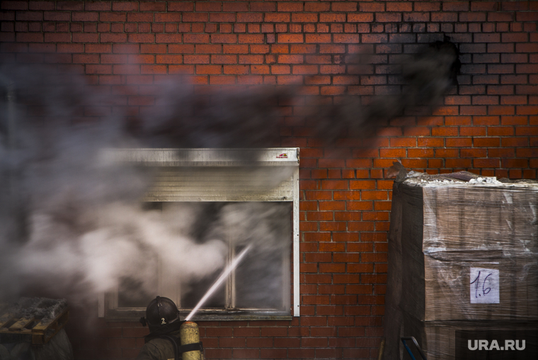 Пожар на улице Карьерной, 30. Екатеринбург, дым, пожар, тушение огня