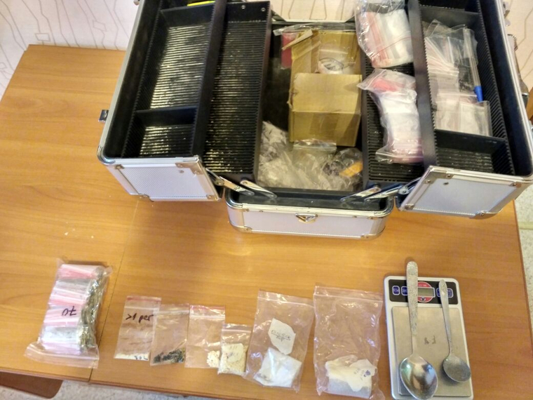 При обыске в квартире в Нижнем Тагиле найдено более 2,5 кг наркотиков