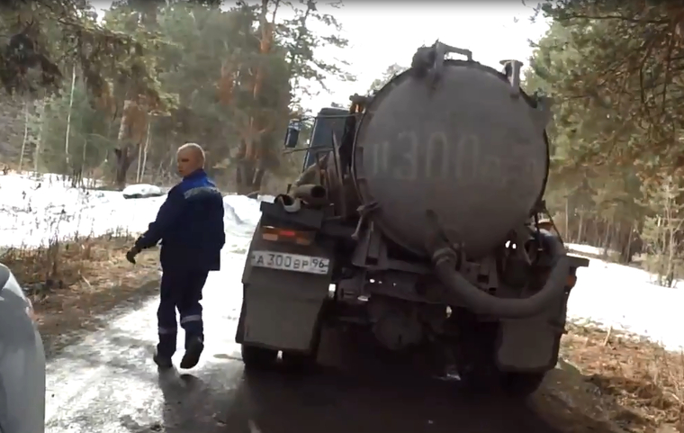 Заметив видеокамеру, ассенизаторы сразу свернули шланг и уехали