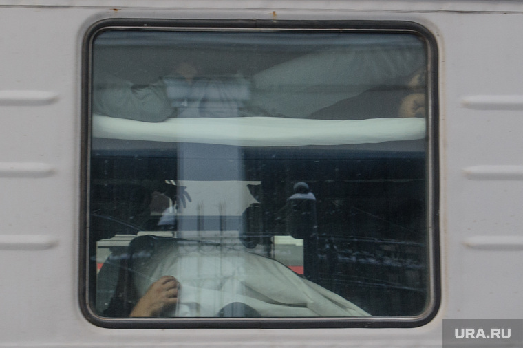 Подготовка поезда дальнего следования к рейсу: проводница в пассажирском вагоне. Екатеринбург, путешествие, поездка, отпуск, плацкарт, пассажирский поезд, пассажиры, окно, железная дорога