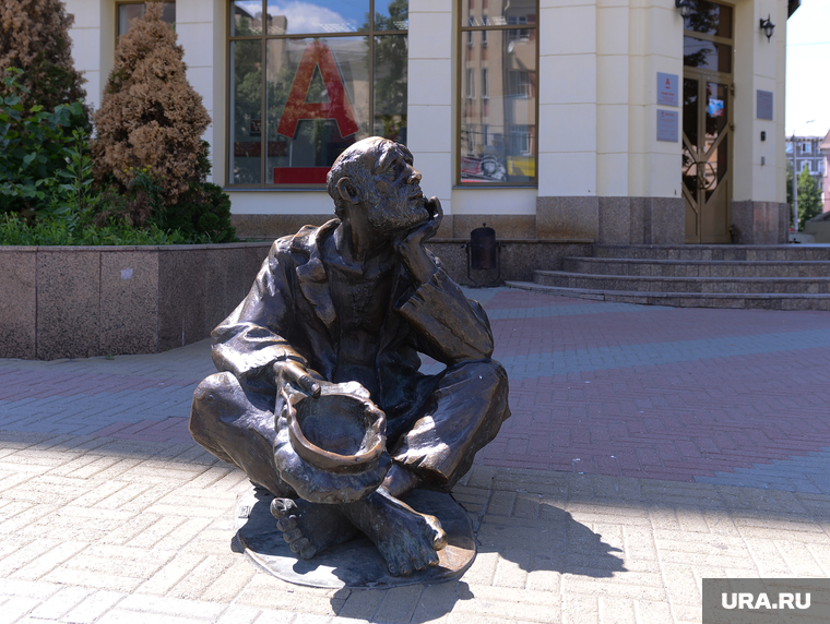 Скульптура нищего. Челябинск., альфа банк, попрошайка, скульптура, нищий, банкрот, бедность, кировка улица