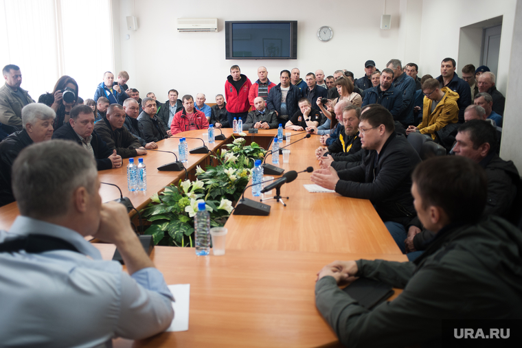 Встреча мэра города Екатеринбурга с протестующими дальнобойщиками. Екатеринбург