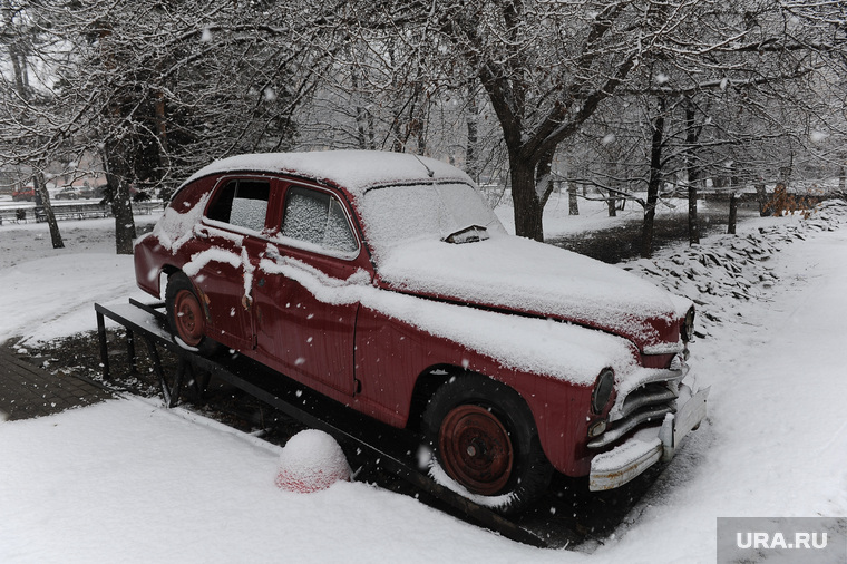 Снегопад в конце марта. Челябинск, снегопад, автомобиль победа