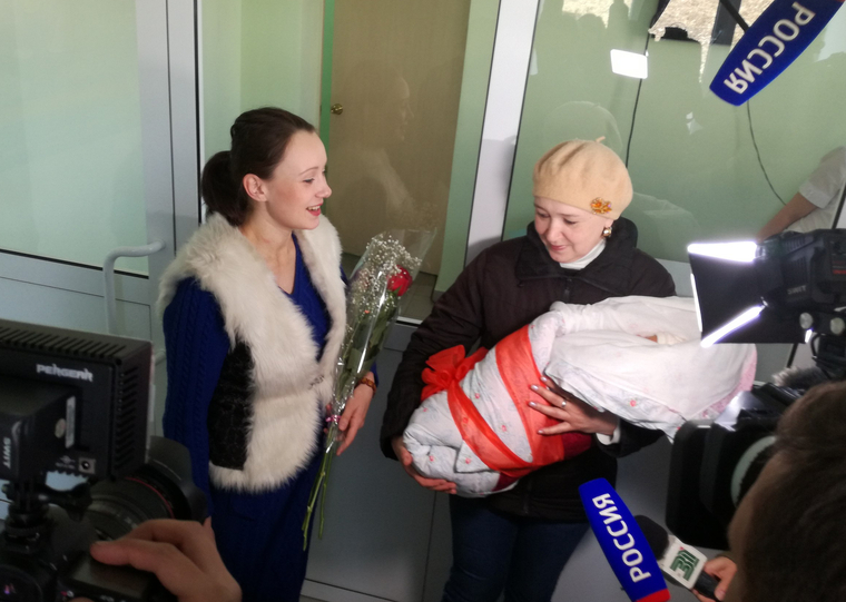 На крыльце роддома Ирину с дочкой встречали мама и журналисты федеральных телеканалов