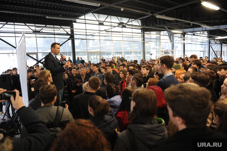 На встречу с Навальным пришло много молодежи