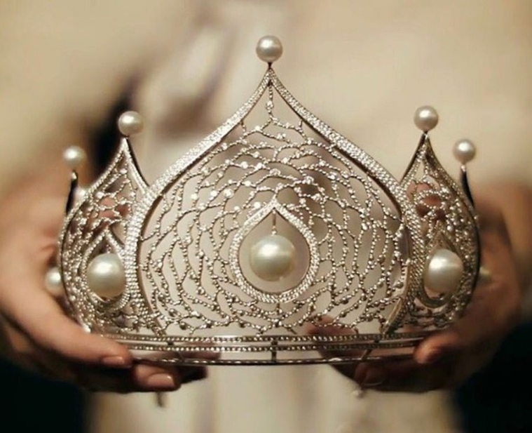 Полину Попову теперь украшает корона стоимостью миллион долларов