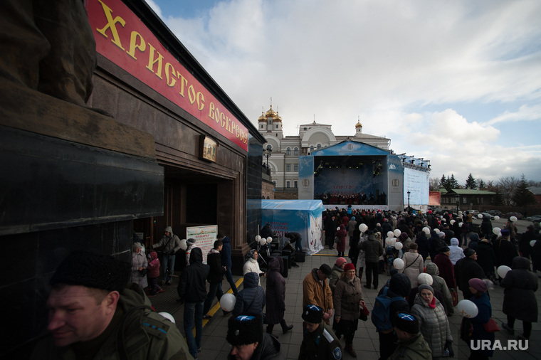Пасхальный крестный ход в Екатеринбурге, христос воскресе