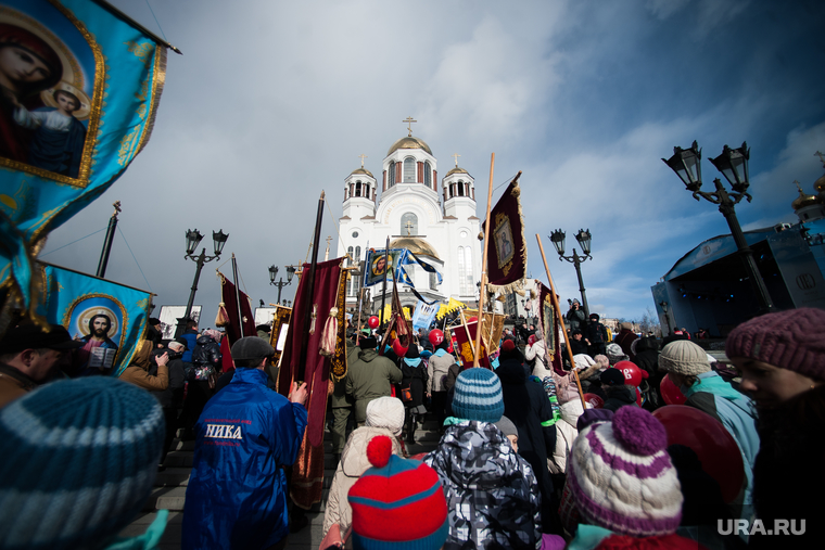 Пасхальный крестный ход в Екатеринбурге, иконы, храм на крови, верующие, крестный ход