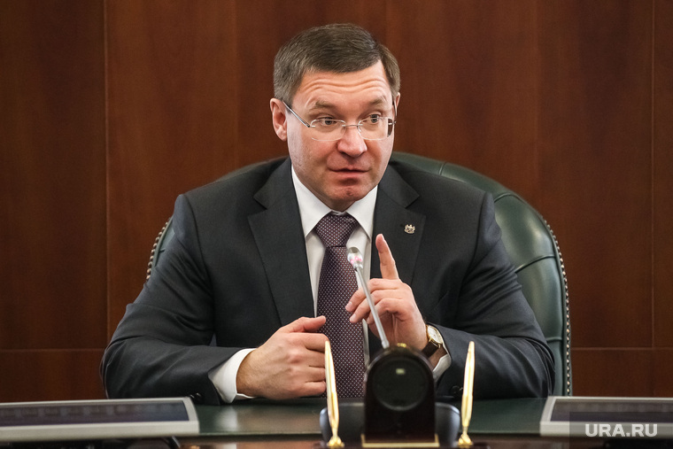 Пресс-конференция губернатора Владимира Якушева по итогам внеочередного конгресса в Хохфильцене. Тюмень, якушев владимир, портрет, указательный палец