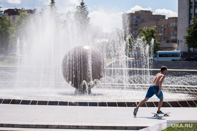 Велосипед, скейт, ролики, самокат. Екатеринбург, лето, жара, скейтбордист, солнечная погода, фонтан
