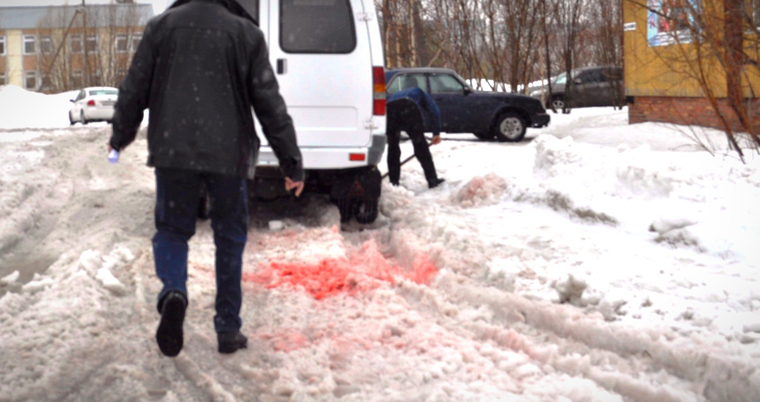 Из-за оттепели во дворе больницы на дороге образовалась снежная каша