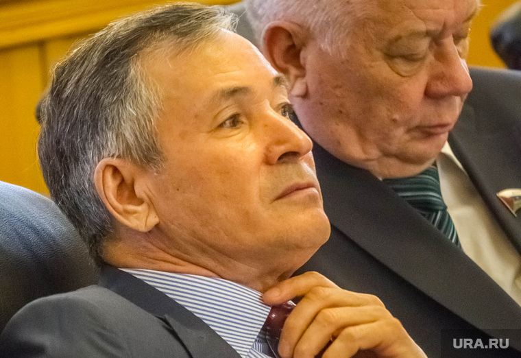 Облдума-отчет губернатора за 2013 год. Тюмень., сайфитдинов фуат, поправляет галстук