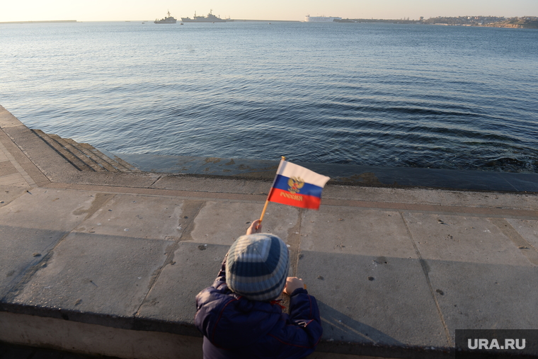 Крым. День перед референдумом., набережная, море, берег, залив, флаг россии