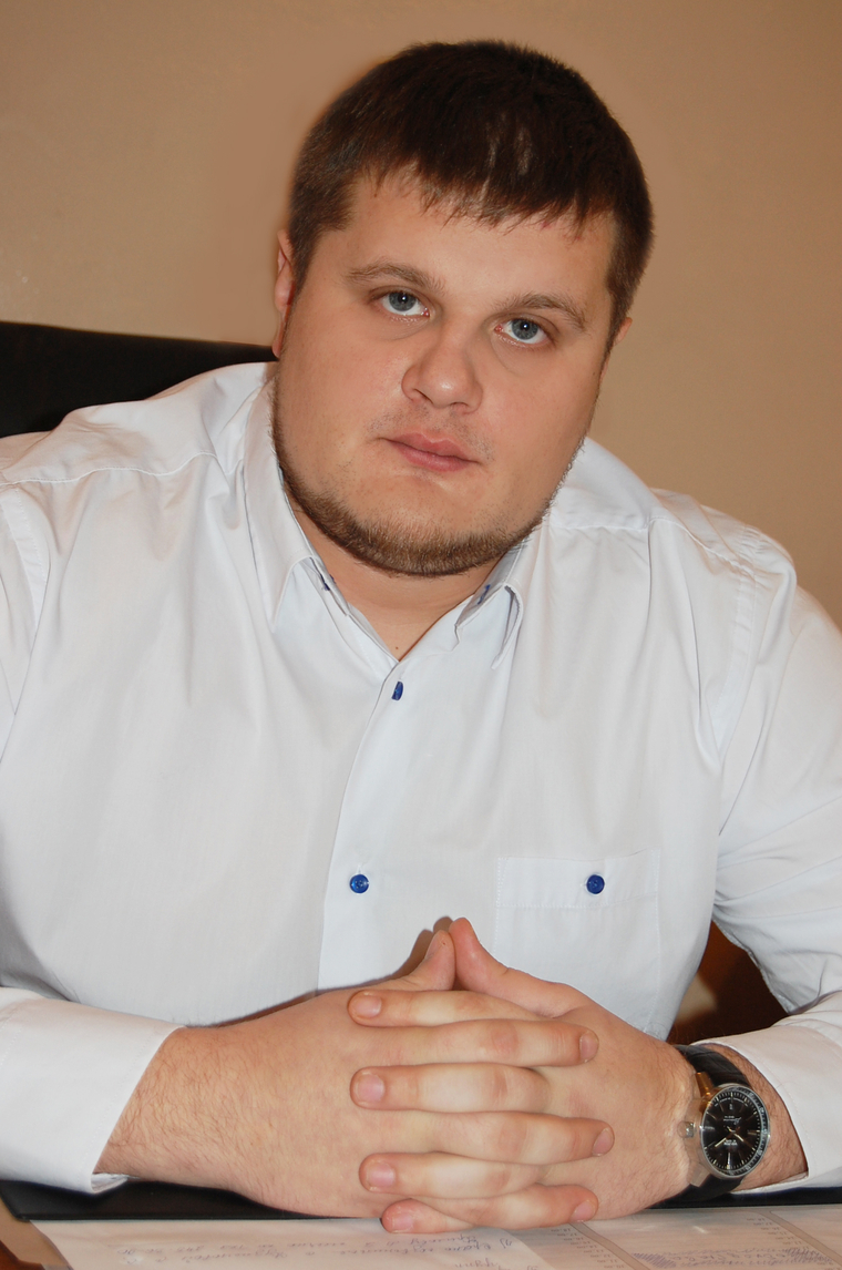 Управляющий УК ЖКХ Орджоникидзевского района Антон Крылов: « Нас не хотят слышать — кричат: пошли вон отсюда, срочно сносите наш дом, дайте нам новые квартиры»