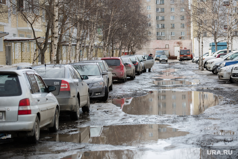Дороги города весной. Сургут, лужи, ямы в асфальте, разбитые дороги, республики 72, весна