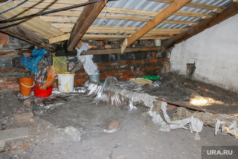 Проблемы в жилом доме в городе Курган  после капитального ремонта.
Курган., строительный мусор, чердак дома