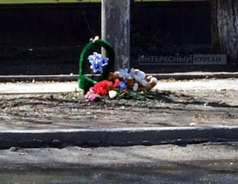 К месту трагедии горожане несут цветы и игрушки