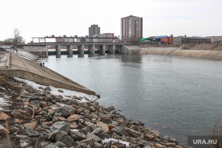 Фоторепортаж с мест подтопления во время паводка.
Курган., мост, плотина, река тобол, весна