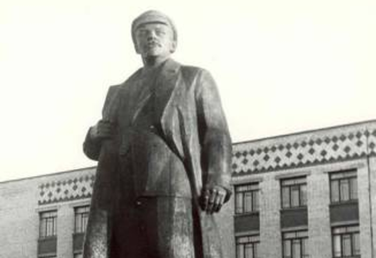 Владимир Ленин на площади в центре Ханты-Мансийска. 1987 год.