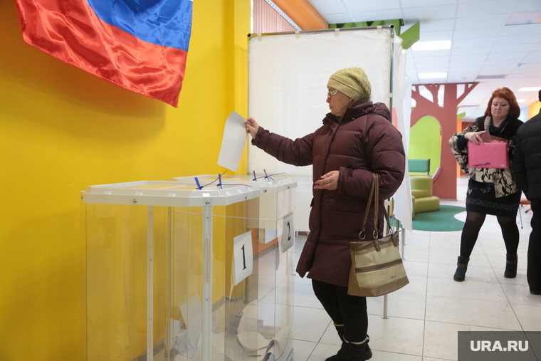 Выборы перенесенные на 4 декабря. Пермь, урна для голосования, избиратели, бюллетень