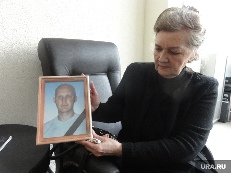 Мать погибшего, Валентина Романовна, с фотографией сына
