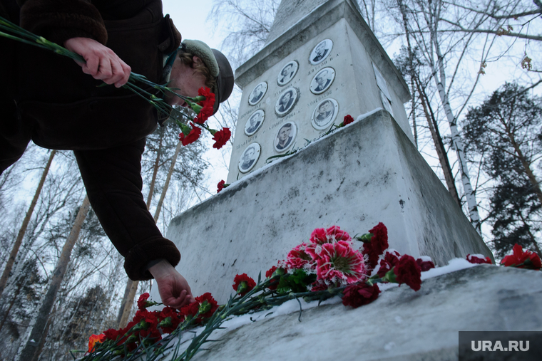 Возложение цветов на могиле "дятловцев" по случаю 58-ой годовщины гибели группы. Екатеринбург, возложение цветов, дятловцы, мемориал группы дятлова, группа дятлова