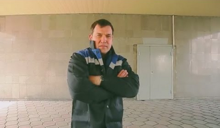 Мэр Новокузнецка надел спецовку и снялся в клипе с метлой