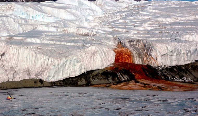 Ученые поняли, как из ледника течет водопад