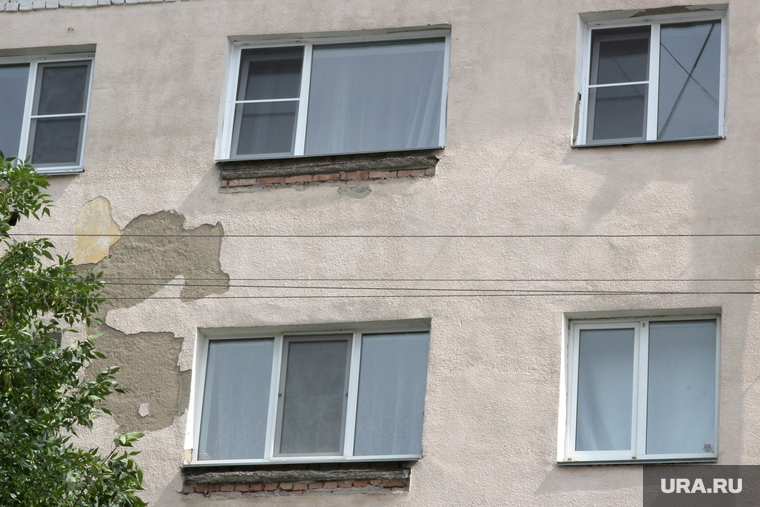 Демонтаж козырьков Красина 68
Курган, окна дома, отвалившаяся штукатурка