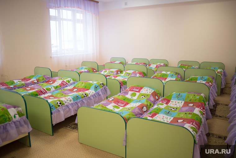 Рабочая поездка губернатора СО в Туринск, спальная, кровати, детский сад