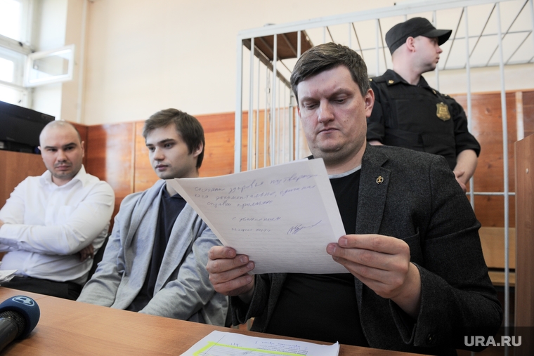 Руслан Соколовский и его адвокаты Станислав Ильченко и Алексей Бушмаков (справа)