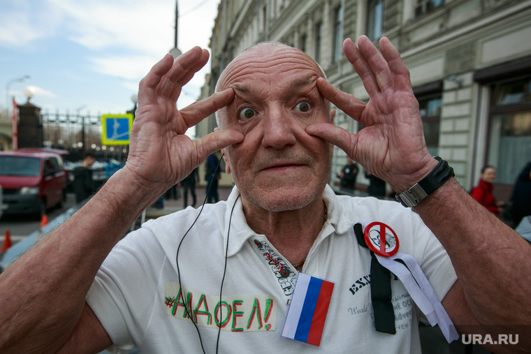 Акция Открытой России "Надоел". Москва, российский флаг, жест руками, триколор, надоел, вытаращенные глаза, фрик