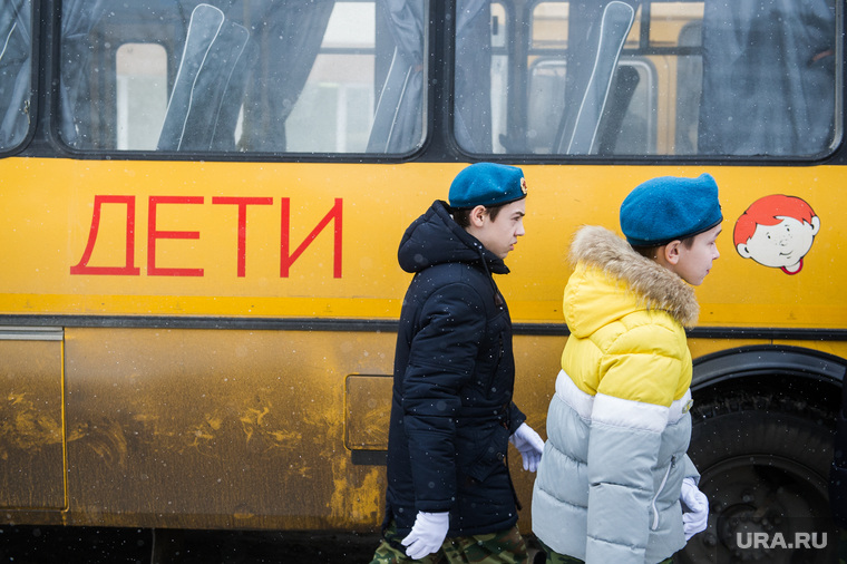 Открытие военно-патриотического клуба "Альфа". Екатеринбург, школьный автобус, дети