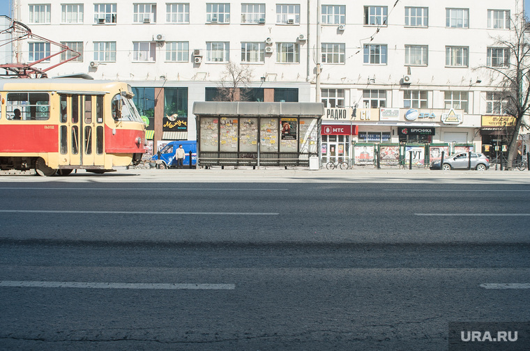 Разбитая дорога на перекрестке улиц Карла Либкнехта - Ленина, улица ленина, колея