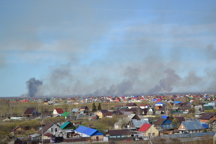 Вокруг города разгораются пожары на сотни гектаров