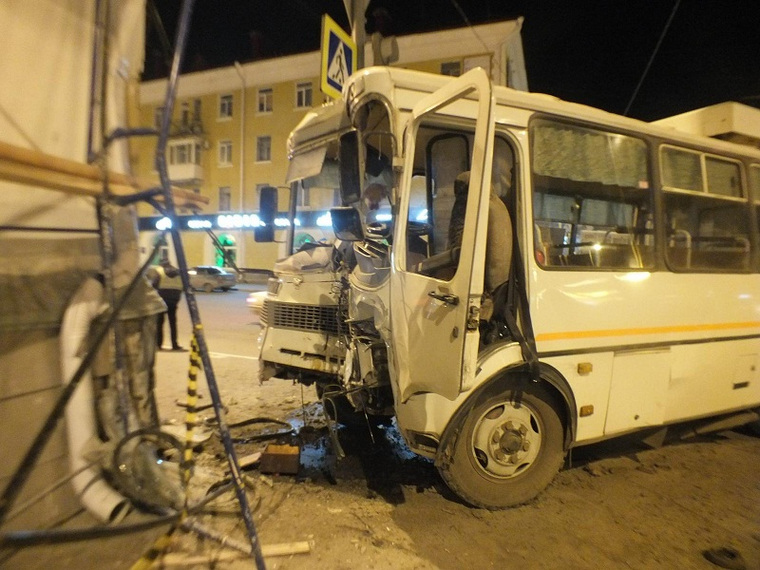 Автобус от удара отлетел на угол здания