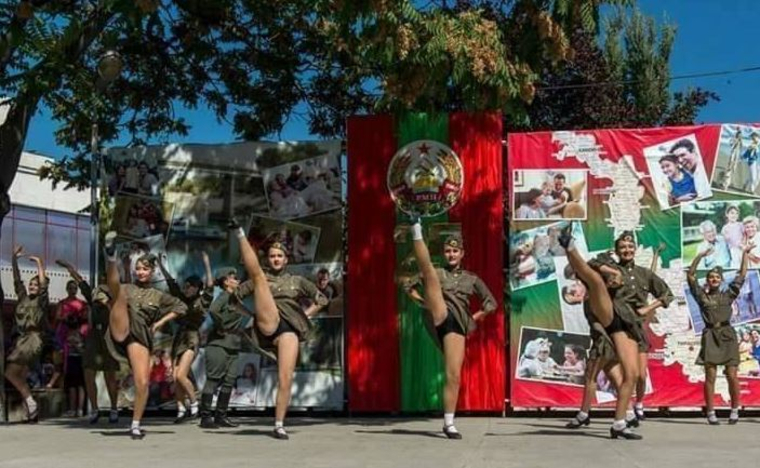 По мнению блогеров, танец очень похож на канкан, но только в гимнастерках