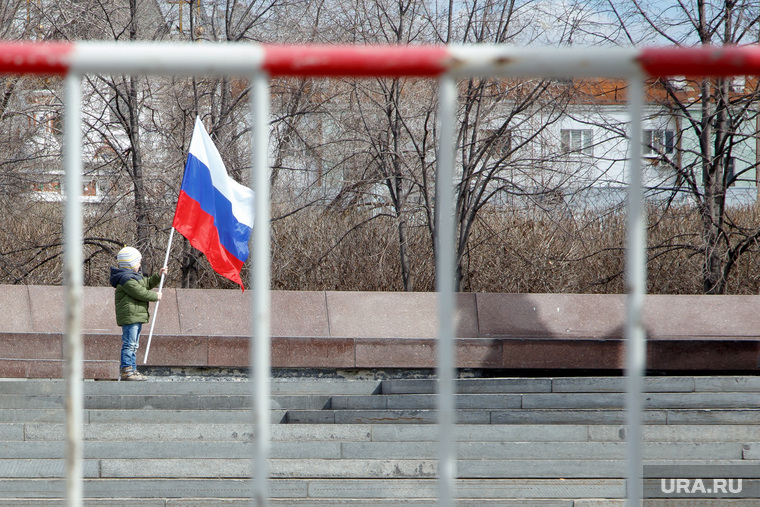 Митинг-акция #Надоел от «Открытой России». Екатеринбург, решетка, санкции, ограждение, триколор, флаг россии, забор