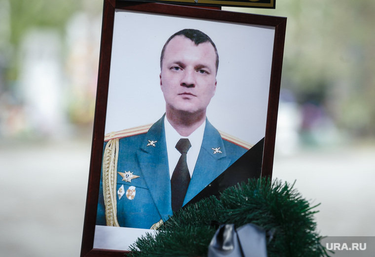  Могила подполковника-артиллериста Алексея Бучельникова, погибшего в Сирии. Екатеринбург, бучельников алексей