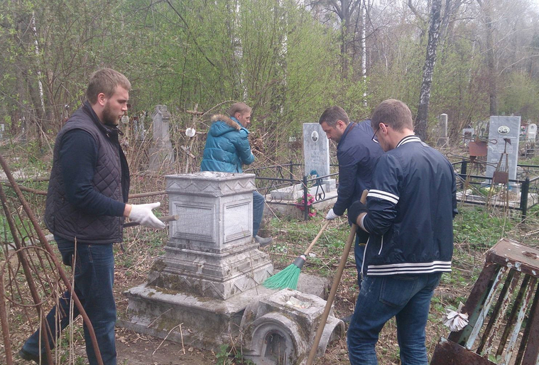 Депутат Гордумы Григорий Вихарев с помощниками приводит в порядок захоронения воинов разных лет