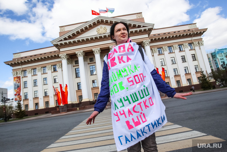 Юлия Баталова-Иванова объявила голодовку у здания правительства Тюменской области