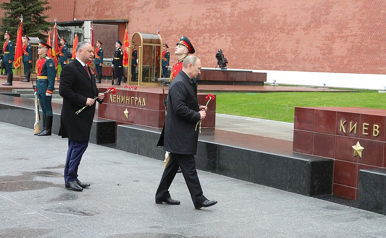 Путин с Додоном возложили цветы к знакам городов-героев