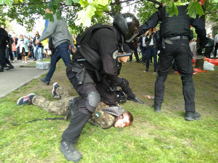 Полицейские избили ветеранов АТО, которые пытались сорвать День Победы