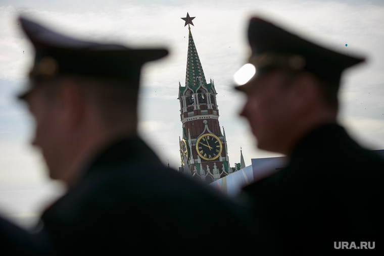 Первомайская демонстрация профсоюзов на Красной площади. Москва, куранты, спасская башня, военные, офицеры, силуэт, фуражки, полиция, башни кремля, оцепление