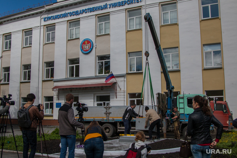 Установка памятника ученому, бывшему ректору КГПИ Александру Сазонову. 
Курган, кгу, установка памятника