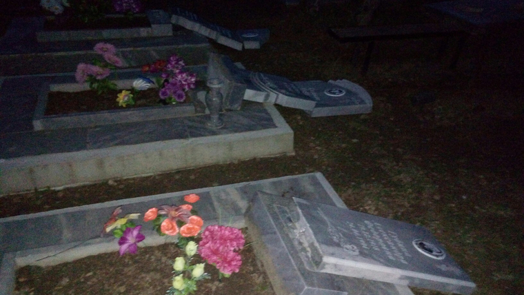Подростки разрушили могилы, обидевшись на отсутствие конфет на кладбище